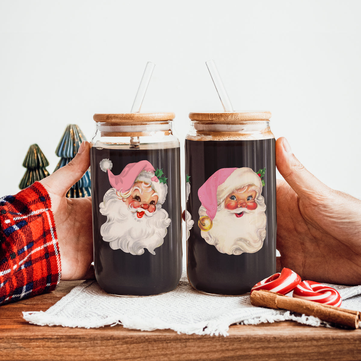 Christmas hostess gifts glass tumbler 17oz - Vintage Santa pink hat holiday coffee cup bamboo lid - Retro drinkware
Holiday coffee tumbler gift β festive glass cup for moms and home chefs
